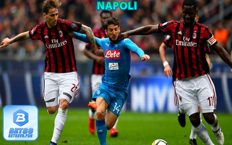 Đội hình và lối chơi của Napoli